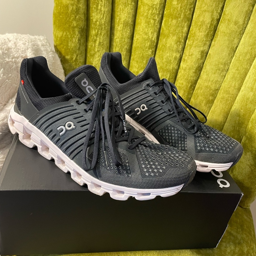 On cloud swift running shoes mens size 11